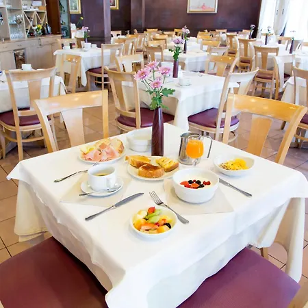 Meeting 3* ستريزا